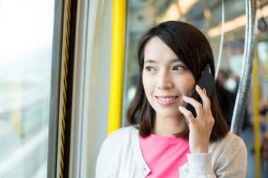 kadın tren içinde cep telefonu üzerinde söz