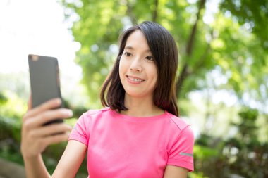 cep telefonu açık, kullanan kadın