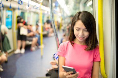 tren içinde cep telefonu kullanan kadın