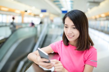 tren istasyonunda cep telefonu kullanan kadın