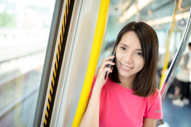 kadın tren içinde cep telefonu üzerinde söz