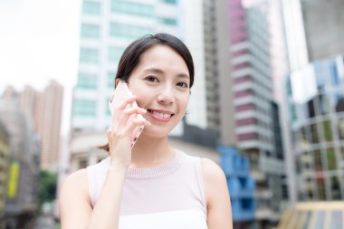 Kadın akıllı telefon söz