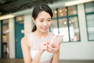 Akıllı telefon kullanan kadın