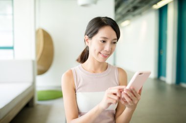 Akıllı telefon kullanan kadın