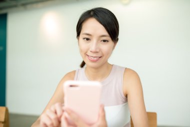 Akıllı telefon kullanan kadın