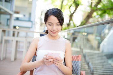 Akıllı telefon kullanan kadın