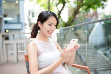 Akıllı telefon kullanan kadın