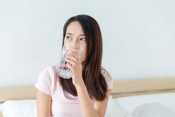 Mujer bebiendo un vaso de agua —  Fotos de Stock