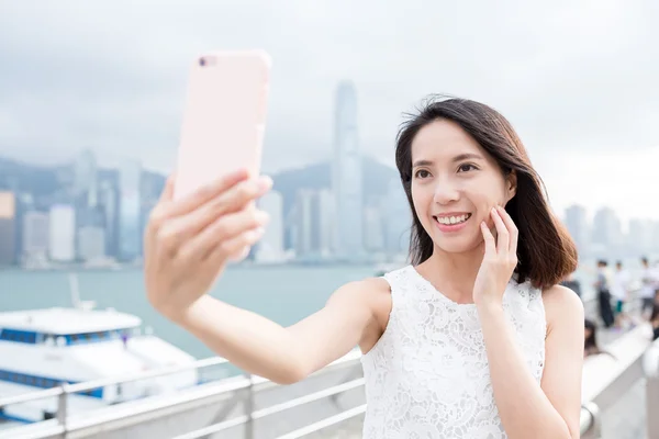 Femme prenant selfie par téléphone intelligent — Photo