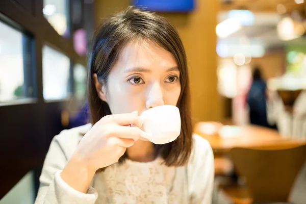카페에서 마시는 커피를 여자 — 스톡 사진