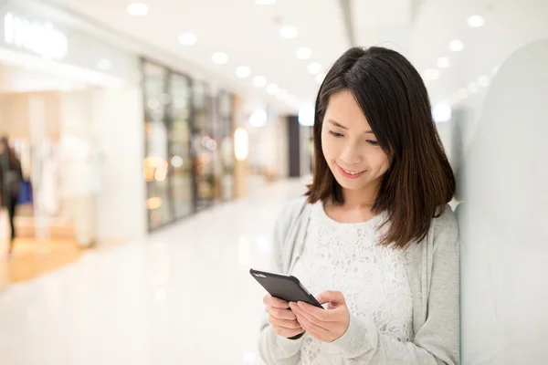 Frau benutzt Smartphone — Stockfoto