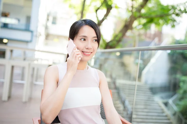 Femme parlant sur le téléphone intelligent — Photo