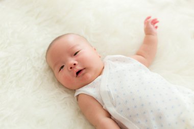 yatakta uyuyan bebek