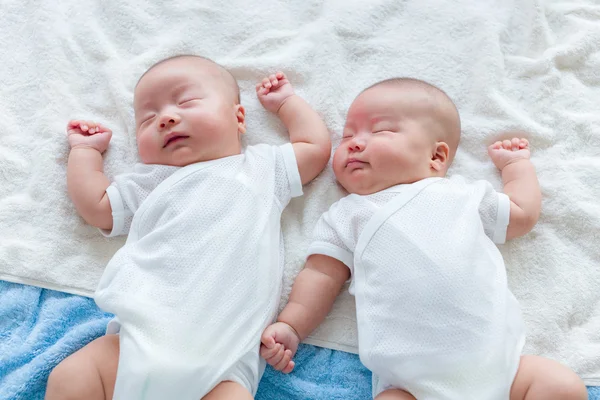 Gemelos acostados en la cama y durmiendo — Foto de Stock