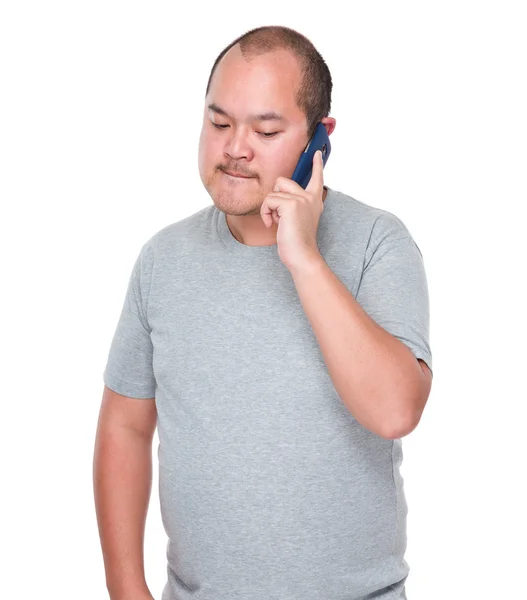 Irritado homem falar com telefone — Fotografia de Stock