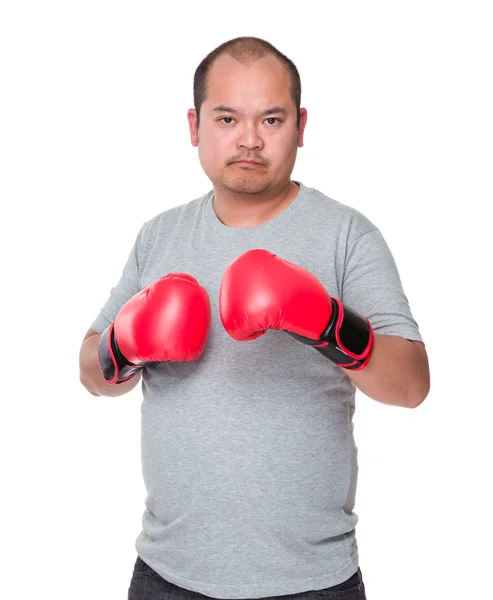Asiatique homme portant des gants de boxe — Photo