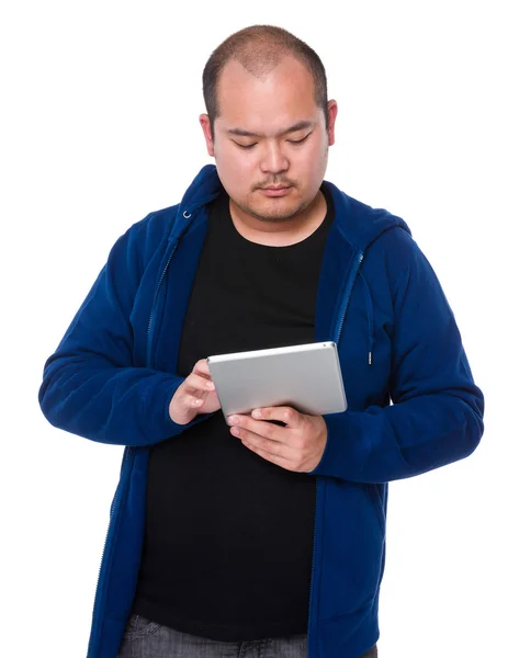 Азиатский мужчина использует планшетный компьютер — стоковое фото