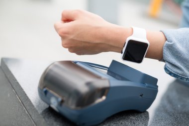 Kadın akıllı watch tarafından fatura ödeme 