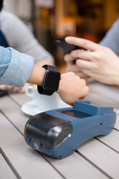 Pagamento do cliente com smartwatch — Fotografia de Stock