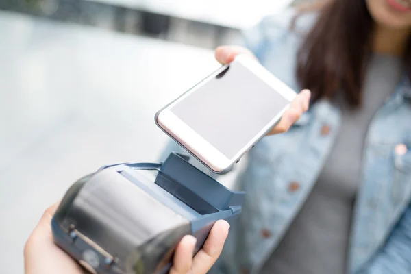 Mulher usando celular para pagar a conta — Fotografia de Stock