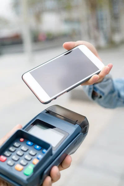 Kvinna med hjälp av mobiltelefon för att betala räkningen — Stockfoto