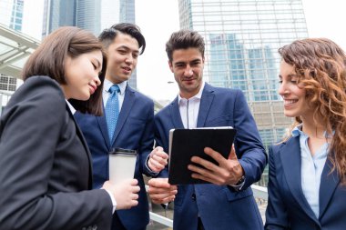 Grup tablet üzerinde çalışan iş insan 