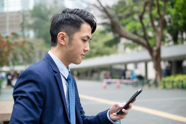 Unga asiatiska affärsman i kostym — Stockfoto