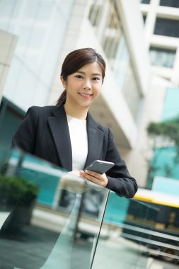 akıllı telefon kullanan iş kadını