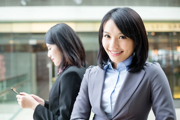 Asiático businesswomen de pie fuera oficina —  Fotos de Stock