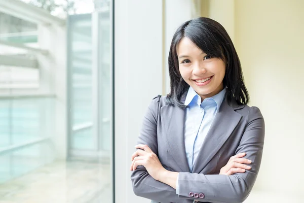 Giovane donna d'affari asiatica in abito da lavoro — Foto Stock