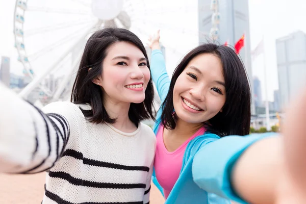 Kobiety przyjmujące selfie razem w Hong Kongu — Zdjęcie stockowe