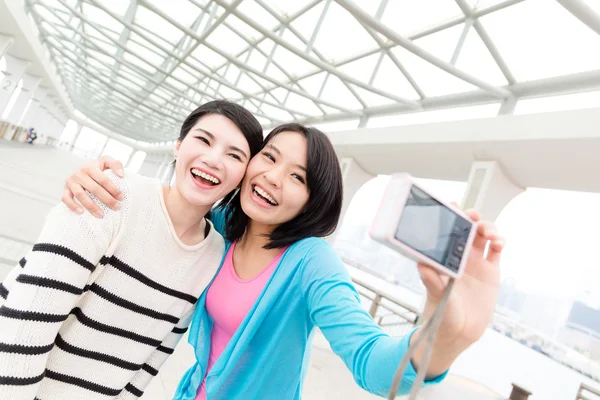 Kvinnor som tar selfie av digitalkamera — Stockfoto