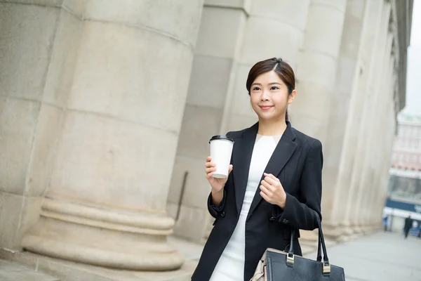 Femeie de afaceri în costum negru — Fotografie, imagine de stoc