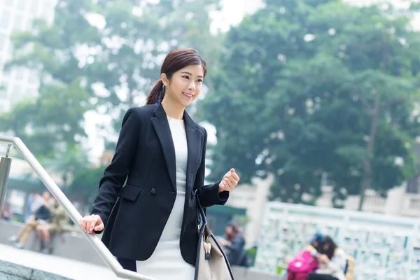 Mujer de negocios en traje negro — Foto de Stock