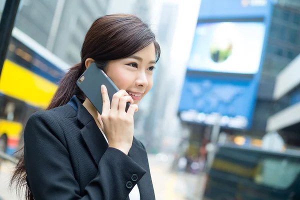 Affärskvinna med smart telefon — Stockfoto