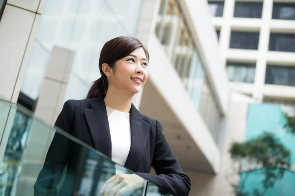 Mujer de negocios en traje negro —  Fotos de Stock