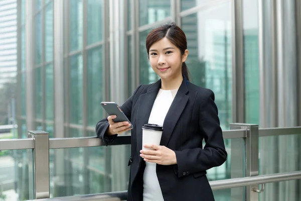 Affärskvinna med smart telefon — Stockfoto