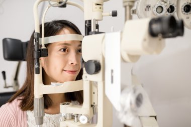 Ophthalmoscope içinde arayan kadın