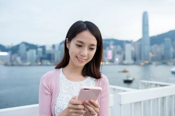 Frau hält Handy in der Hand — Stockfoto