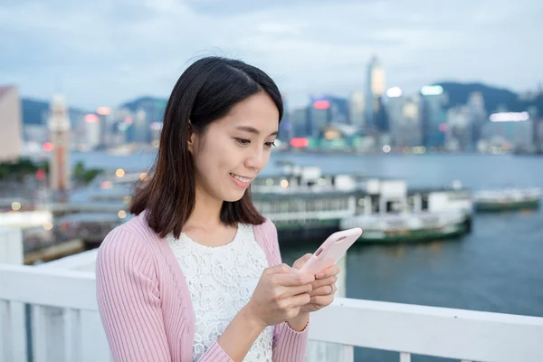 Frau hält Handy in der Hand — Stockfoto