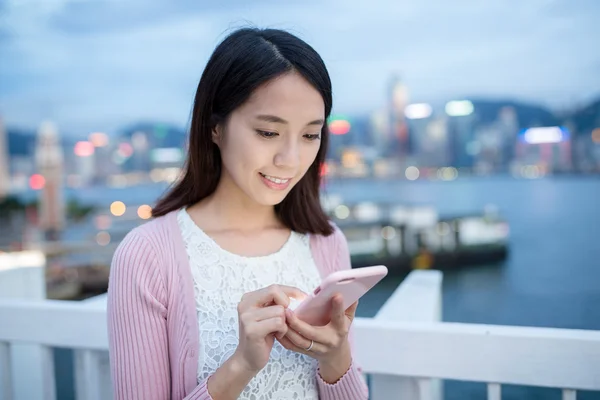 Mujer sosteniendo teléfono celular —  Fotos de Stock