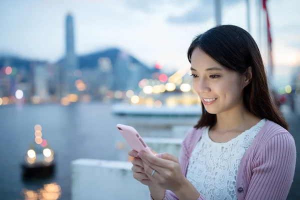 Mujer sosteniendo teléfono celular — Foto de Stock