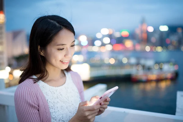 Mujer sosteniendo teléfono celular — Foto de Stock