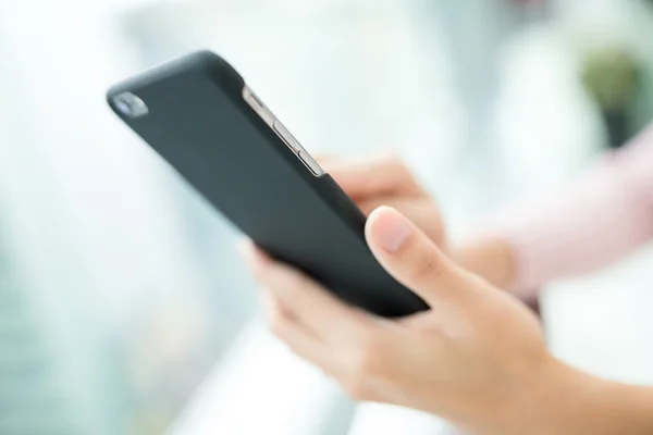 Frau benutzte Handy — Stockfoto