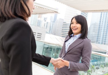 el sıkışan iki Asya iş kadınları