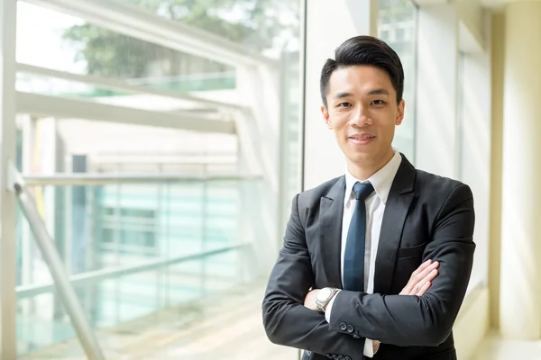 Joven asiático hombre de negocios traje — Foto de Stock