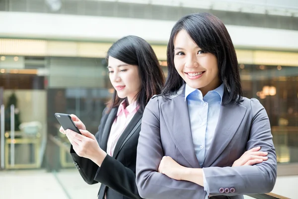 Aziatische zakenvrouwen permanent buiten kantoor — Stockfoto