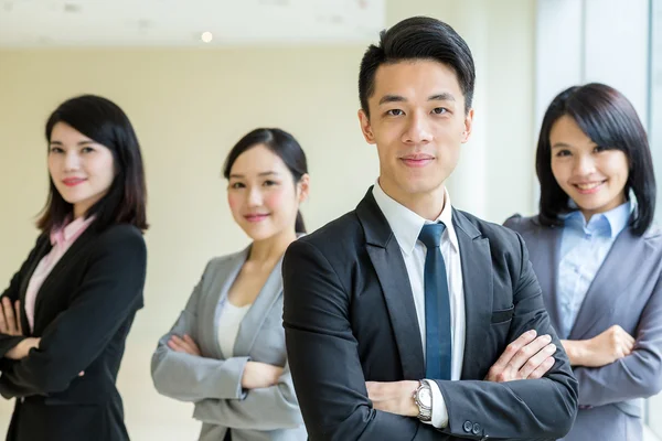 Grupo de jóvenes empresarios asiáticos — Foto de Stock