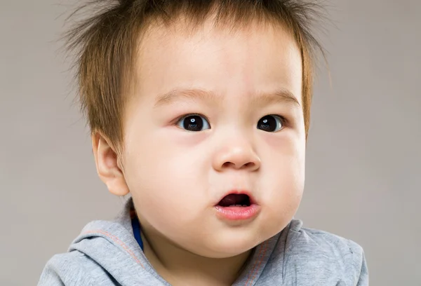 Entzückendes Baby blickt in die Kamera — Stockfoto