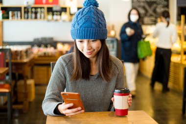 cep telefonu kullanmasına ve kahvesini kadın